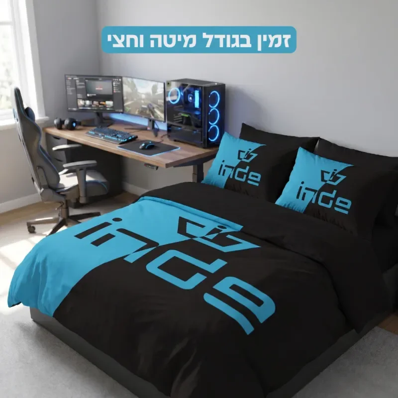 ילד מאושר עם תיק בית ספר מעוצב